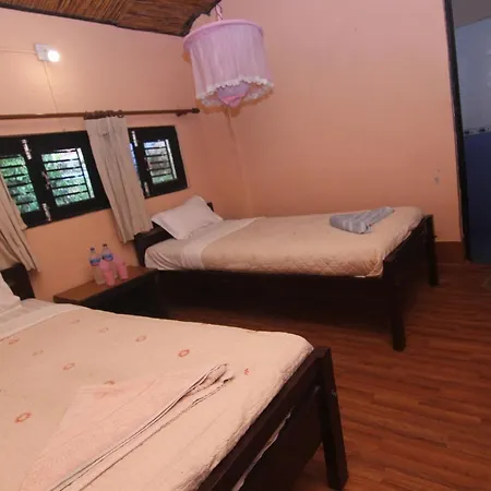 Hotel Chitwan Tiger Camp à Sauraha Extérieur photo