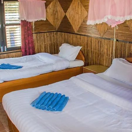 Hotel Chitwan Tiger Camp à Sauraha Extérieur photo
