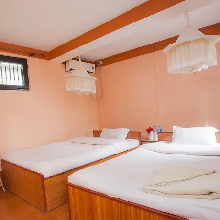 Hotel Chitwan Tiger Camp à Sauraha Extérieur photo