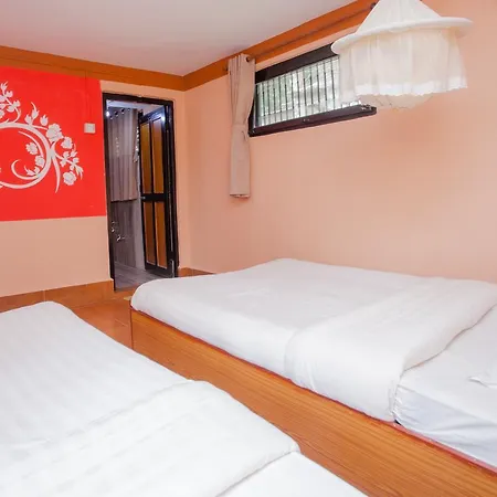Hotel Chitwan Tiger Camp à Sauraha Extérieur photo