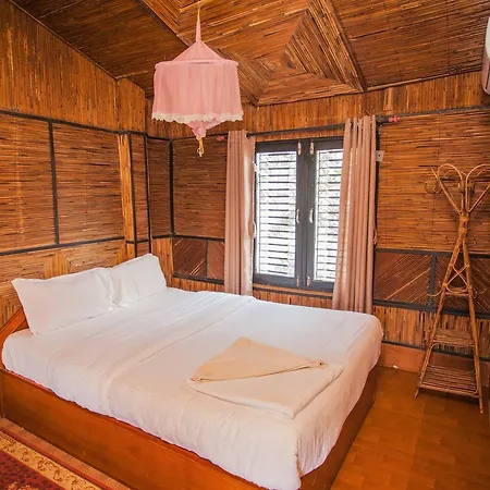 Hotel Chitwan Tiger Camp à Sauraha Extérieur photo