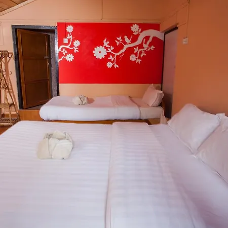 Hotel Chitwan Tiger Camp à Sauraha Extérieur photo