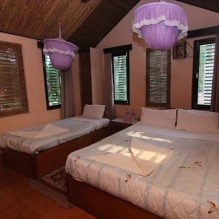 Hotel Chitwan Tiger Camp à Sauraha Extérieur photo