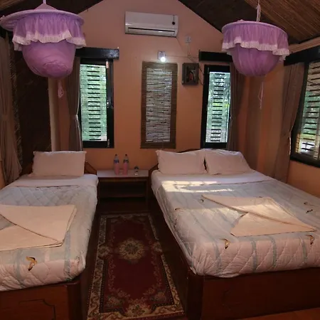 Hotel Chitwan Tiger Camp à Sauraha Extérieur photo